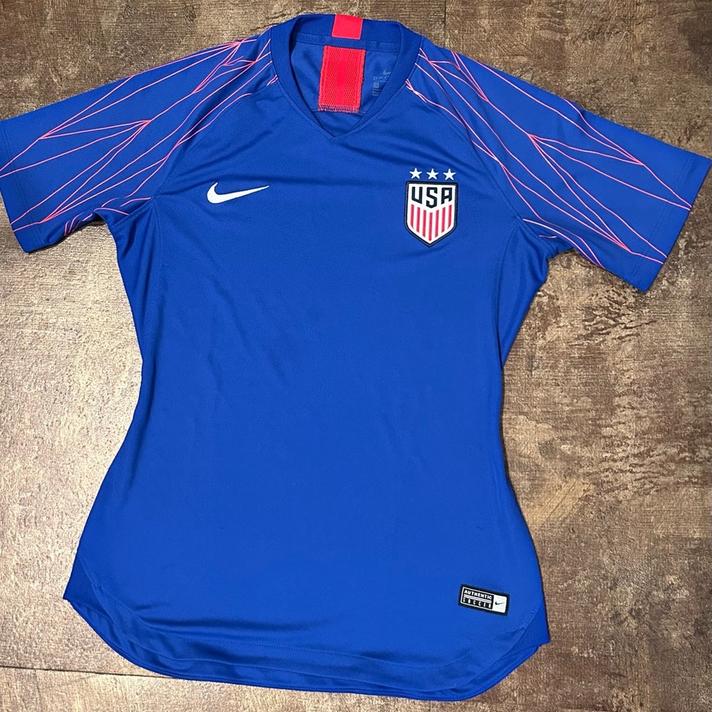 Nike USA 2019 Pre-Match Soccer Jersey. Women’s Small. Excellent/Good Condition.
